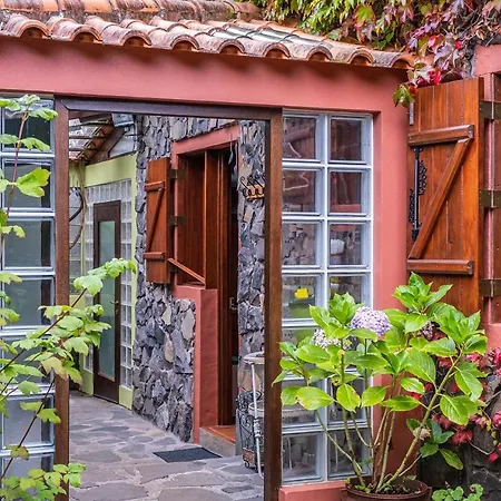 Achada Da Mouca By Homie Domek alpejski